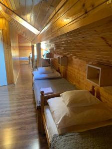 um quarto com 4 camas num chalé de madeira em Nimród Hotel és Ètterem em Mosonmagyaróvár