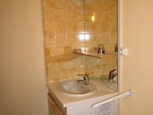 y baño con lavabo y espejo. en Appartement Arette, 2 pièces, 6 personnes - FR-1-602-53, en Arette