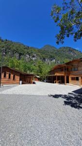 un gran aparcamiento frente a dos edificios de madera en Illi Lodge & Hostel en Ranco