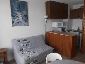 a small room with a bed and a kitchen at Studio Arette, 1 pièce, 4 personnes - FR-1-602-70 in Arette