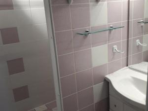 a bathroom with a shower with a toilet and a sink at Appartement Arette, 1 pièce, 6 personnes - FR-1-602-44 in Arette