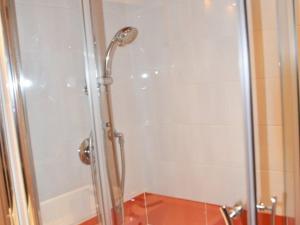 Et badeværelse på Appartement cosy avec balcon et parking à Montgenèvre - FR-1-266-150 + 10 billeder