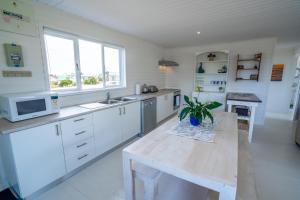 Kuchyň nebo kuchyňský kout v ubytování Stony Point Beach House