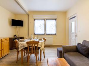 sala de estar con mesa, sillas y sofá en Appartement Barèges, 3 pièces, 6 personnes - FR-1-403-96, en Barèges