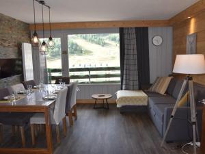 Et opholdsområde på Appartement cosy avec balcon et parking à Montgenèvre - FR-1-266-150