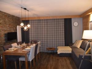 Et opholdsområde på Appartement cosy avec balcon et parking à Montgenèvre - FR-1-266-150