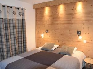 En eller flere senge i et værelse på Appartement cosy avec balcon et parking à Montgenèvre - FR-1-266-150