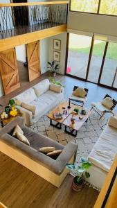 Casa Familiar Puerto Varas في لا إنسينادا: غرفة معيشة مع أريكة وطاولة