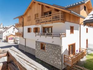an image of a house with a balcony at Bel appartement lumineux 54m², 3 pièces, 6 pers., coeur de Montgenèvre, animaux acceptés, balcon. - FR-1-330D-12 in Montgenèvre
