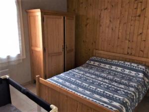 ein Schlafzimmer mit einem Bett in einem Holzzimmer in der Unterkunft Maison Vieux-Boucau-les-Bains, 4 pièces, 4 personnes - FR-1-379-123 in Vieux-Boucau-les-Bains