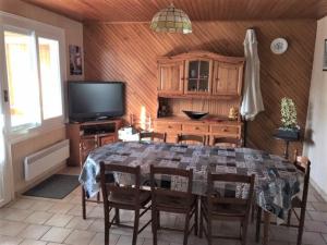 ein Esszimmer mit einem Tisch und einem TV in der Unterkunft Maison Vieux-Boucau-les-Bains, 4 pièces, 4 personnes - FR-1-379-123 in Vieux-Boucau-les-Bains