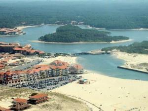 an aerial view of a resort and a beach at Maison Vieux-Boucau-les-Bains, 4 pièces, 4 personnes - FR-1-379-123 in Vieux-Boucau-les-Bains