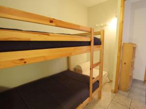 a bedroom with two bunk beds in a room at Bel appartement lumineux 54m², 3 pièces, 6 pers., coeur de Montgenèvre, animaux acceptés, balcon. - FR-1-330D-12 in Montgenèvre