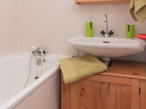 蒙熱內夫爾的住宿－Appartement Montgenèvre, 1 pièce, 3 personnes - FR-1-330D-14，浴室配有盥洗盆和浴缸。