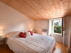 a bedroom with a large white bed and a window at Maison de Charme avec Cour, 2 Chambres, Cuisine Équipée, Proche Village St Clément des Baleines - FR-1-434-74 in Saint-Clément-des-Baleines