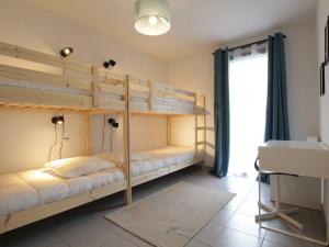 two bunk beds in a room with a window at Appartement lumineux 4P/8 pers, 2 terrasses, parking privé, cœur de Briançon - FR-1-330C-119 in Briançon