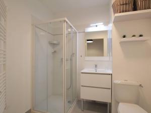 a bathroom with a shower and a toilet and a sink at Appartement lumineux 4P/8 pers, 2 terrasses, parking privé, cœur de Briançon - FR-1-330C-119 in Briançon