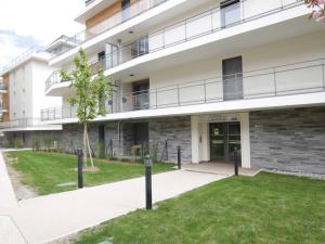 an apartment building with a lawn in front of it at Appartement lumineux 4P/8 pers, 2 terrasses, parking privé, cœur de Briançon - FR-1-330C-119 in Briançon