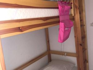 - un lit superposé avec un sac rose suspendu dans l'établissement Studio Port Leucate, 2 pièces, 4 personnes - FR-1-81-536, à Port-Leucate