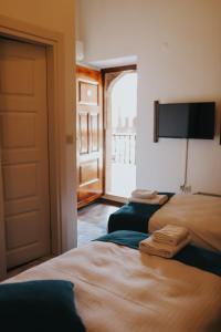 ein Schlafzimmer mit zwei Betten und einem Fernseher an der Wand in der Unterkunft Fibar Hotel Zincirlihan in Aydın + 60 Fotos