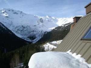 a view of a snow covered mountain from a house at Studio mansardé au pied des pistes, balcon, ski-in/ski-out, 50m ESF et commerces - FR-1-557A-29 in La Ferrière +1 photo