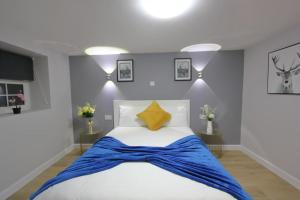 Un dormitorio con una cama con una manta azul. en Oasis, Central Self Contained Flat by CozyNest, en Reading