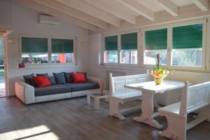a living room with a couch and a table at Casa Mara centrale -tranquillo in Malcesine