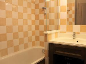 a bathroom with a sink and a bath tub and a mirror at Appartement Vars, 2 pièces, 4 personnes - FR-1-330B-177 in Vars