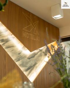Certificato, attestato, insegna o altro documento esposto da Motel Krnjevo