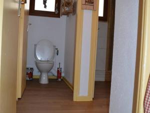 łazienka z białą toaletą w korytarzu w obiekcie Appartement Les Angles, 2 pièces, 4 personnes - FR-1-593-18 w mieście Les Angles