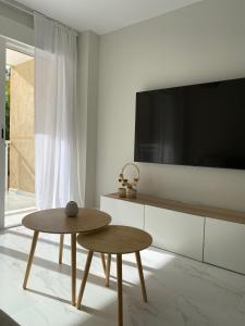 uma sala de estar com uma mesa e uma televisão grande em Casa Bendita - LUXURY APARTMENT BENIDORM em Benidorm