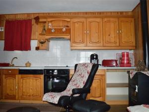 kuchnia z drewnianymi szafkami i krzesłem w obiekcie Appartement Les Angles, 2 pièces, 4 personnes - FR-1-593-18 w mieście Les Angles