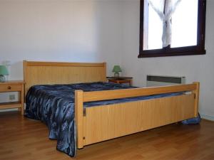 Katil atau katil-katil dalam bilik di Chalet Accolé à Bolquère, 6 pers, 3 chambres, Cuisine équipée, Parking, Animaux acceptés - FR-1-592-7