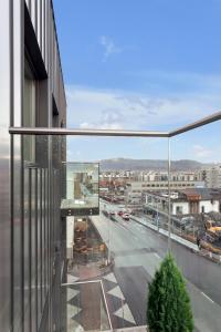 - une vue sur une rue de la ville depuis un bâtiment dans l'établissement B20 Apartments, à Reykjavik