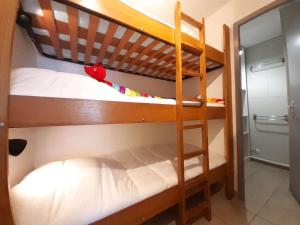 Zimmer mit Etagenbett, 2 Etagenbetten und einem Spiegel in der Unterkunft Studio 4 pers - Saint Lary Soulan, WiFi, proche pistes - FR-1-457-298 in Saint-Lary-Soulan