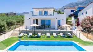 uma villa com uma piscina e uma casa em Costa Maris Villa em Georgioupoli