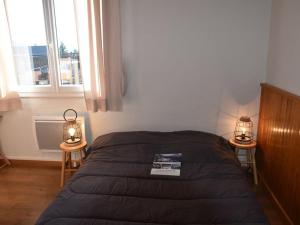 蒙熱內夫爾的住宿－Appartement Montgenèvre, 3 pièces, 8 personnes - FR-1-266-160，一间卧室配有一张床,两盏台灯放在两张桌子上