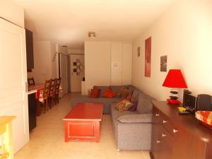 un salon avec un canapé et une table dans l'établissement Appartement T2 Cabine avec Jardin près de Luchon - Pour 6 Pers, Animaux Admis, Parking sécurisé - FR-1-313-142, à Montauban-de-Luchon