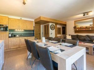 eine Küche und ein Esszimmer mit Tisch und Stühlen in der Unterkunft Superbe appartement 3 chambres, balcon, parking couvert à Valmorel - FR-1-291-866 in Valmorel
