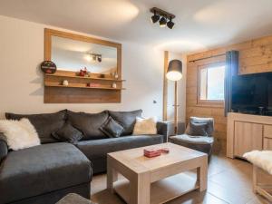 ein Wohnzimmer mit Sofa und Tisch in der Unterkunft Superbe appartement 3 chambres, balcon, parking couvert à Valmorel - FR-1-291-866 in Valmorel