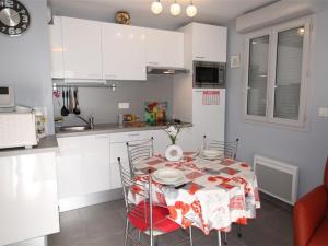 een keuken met een tafel en stoelen in een kamer bij Appartement Bagnères-de-Luchon, 2 pièces, 4 personnes - FR-1-313-174 in Luchon