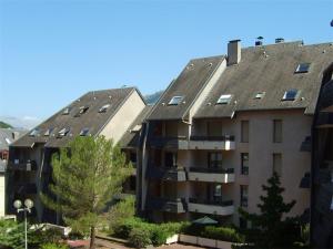 ein Apartmenthaus mit Sonnenkollektoren auf dem Dach in der Unterkunft Studio Bagnères-de-Luchon, 1 pièce, 4 personnes - FR-1-313-183 in Luchon