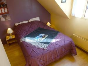 Un pat sau paturi într-o cameră la Appartement Bagnères-de-Luchon, 3 pièces, 4 personnes - FR-1-313-190