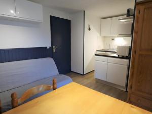um pequeno quarto com uma cama e uma cozinha em Appartement Arêches-Beaufort, 2 pièces, 5 personnes - FR-1-342-250 em Beaufort