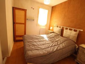 een slaapkamer met een bed en een raam bij Appartement Bagnères-de-Luchon, 2 pièces, 4 personnes - FR-1-313-195 in Luchon