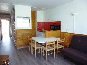 - une cuisine et une salle à manger avec une table et des chaises dans l'établissement Appartement Arette, 2 pièces, 6 personnes - FR-1-602-28, à Arette