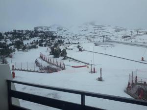 a snow covered ski slope with a ski lift at Studio confortable avec balcon et casier à skis, 4/6 personnes, au pied des pistes - FR-1-602-40 in Arette