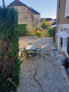 una mesa y sillas sentadas en un cementerio en gite rural de l ource, 