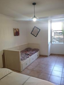 1 dormitorio con 1 cama en una habitación con ventana en gite rural de l ource 