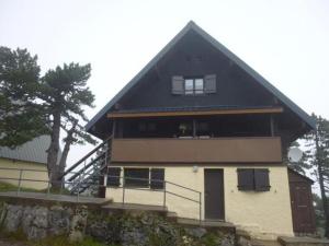 una grande casa con tetto nero e scala di Chalet Arette, 6 pièces, 15 personnes - FR-1-602-41 ad Arette